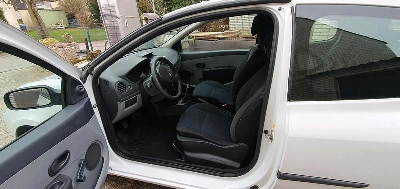 Gebraucht Renault Clio II 66 PS (48 kW) 2006 Weiß Kleinwagen