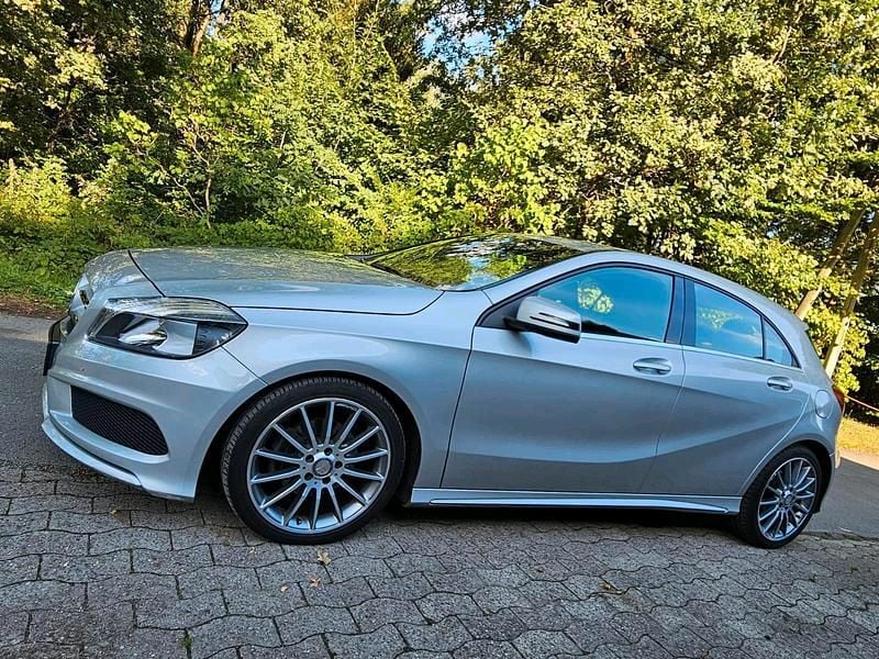 Silber Gebraucht 2014 Mercedes A180 AMG line Limousine | 12.450 € (Fairer Preis) - Bild 1/4