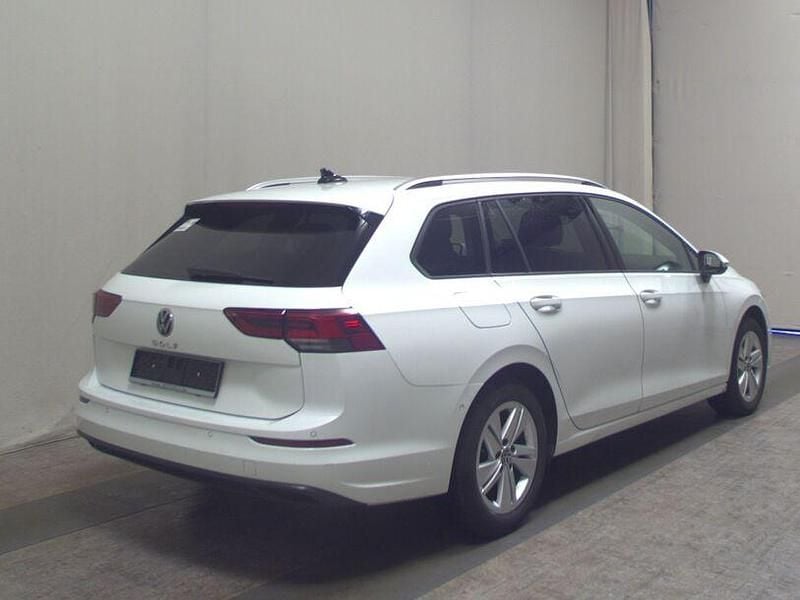 Gebraucht VW Golf VIII Life 150 PS (110 kW) 2024 Weiss Kombi