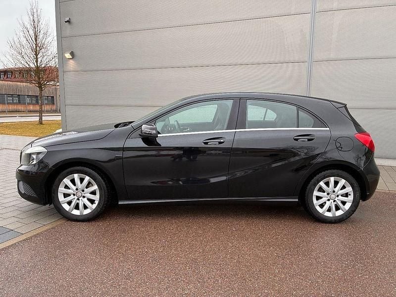 Gebraucht Mercedes A180 122 PS (89 kW) 2013 Schwarz Limousine