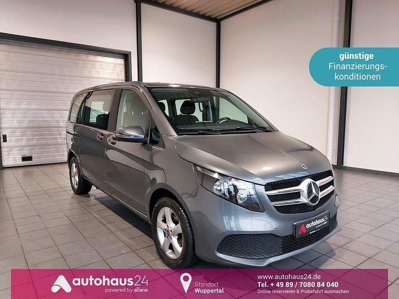Grau Gebraucht 2022 Mercedes V220 Van / Kleinbus | 41.880 € (Guter Preis) - Bild 1/4