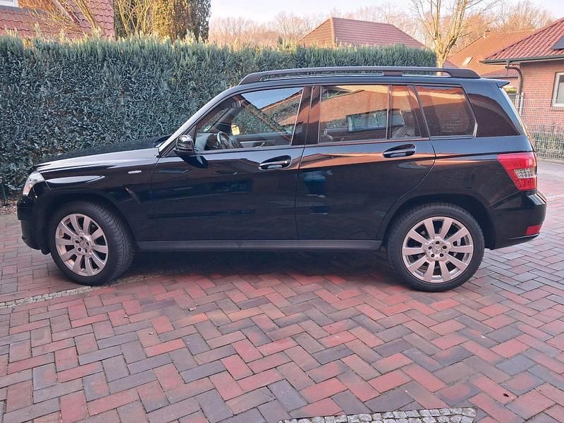 Schwarz Gebraucht 2011 Mercedes GLK250 SUV | 9.700 € (Fairer Preis) - Bild 1/4