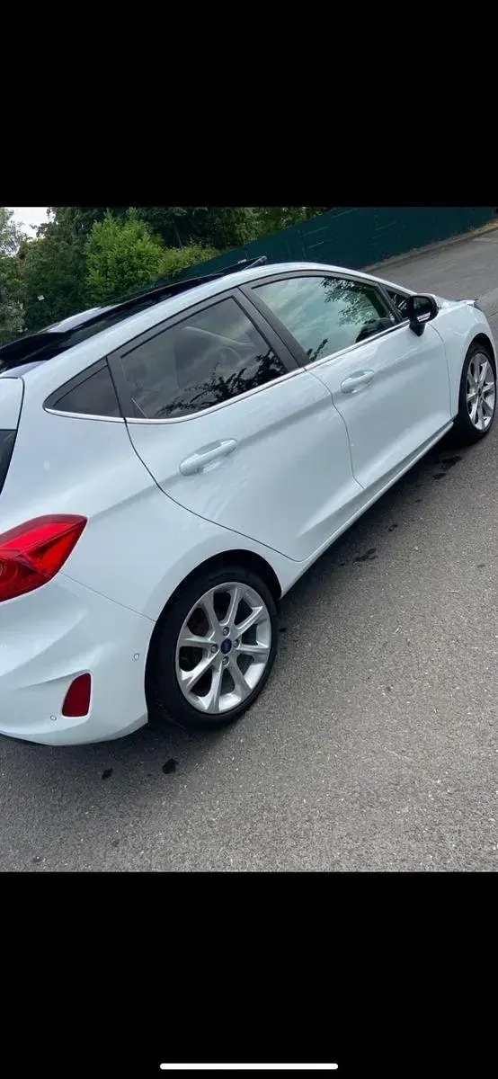 Gebraucht Ford Fiesta Titanium 101 PS (74 kW) 2017 Weiß Kleinwagen