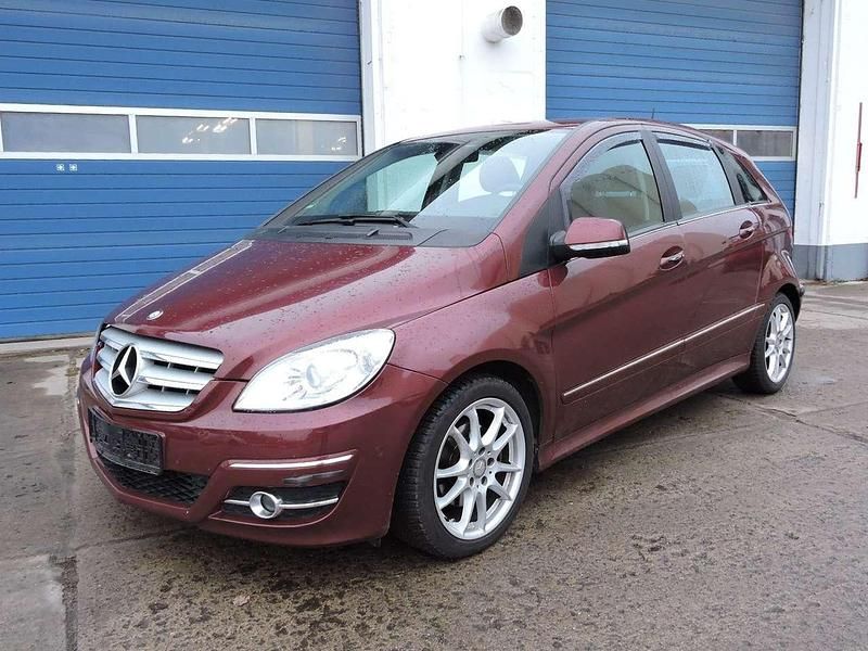 Gebraucht Mercedes B200 Sport Edition 140 PS (102 kW) 2010 Rot Van / Kleinbus