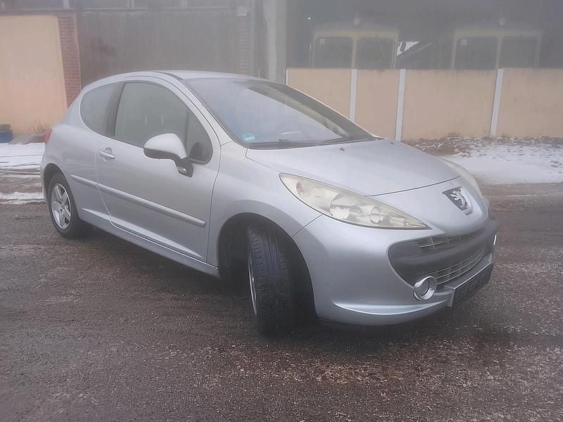 Gebraucht Peugeot 207 95 PS (69 kW) 2008 Silber Kleinwagen