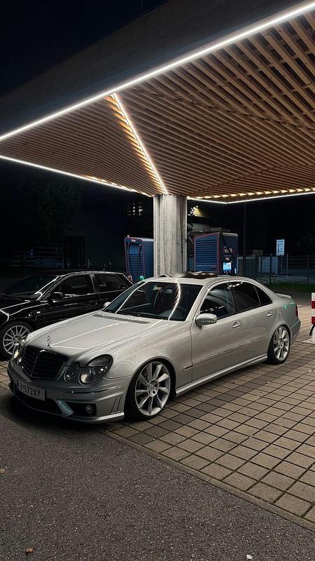 Silber Gebraucht 2003 Mercedes E500 AMG Limousine | 9.996 € (Etwas zu teuer) - Bild 1/4