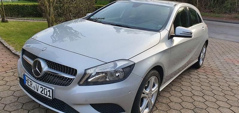Silber Gebraucht 2014 Mercedes A180 Limousine | 11.700 € (Guter Preis) - Bild 1/4