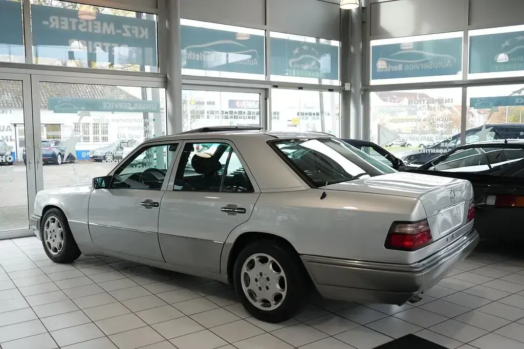 Gebraucht Mercedes E280 193 PS (141 kW) 1994 Silber Limousine