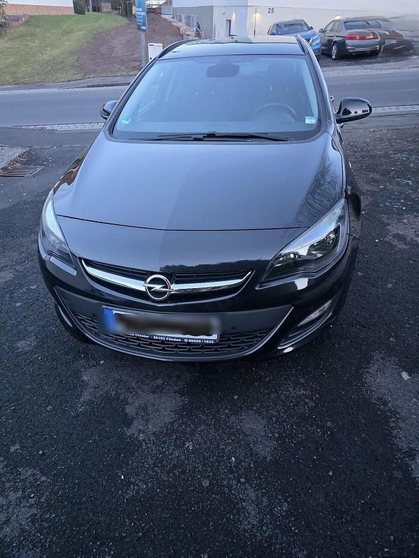 Gebraucht Opel Astra Edition 140 PS (102 kW) 2014 Schwarz Kombi