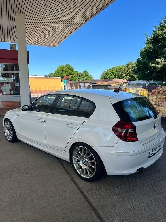 Schwarz Gebraucht 2010 BMW 118 Kleinwagen | 3.500 € (Etwas zu teuer) - Bild 1/4