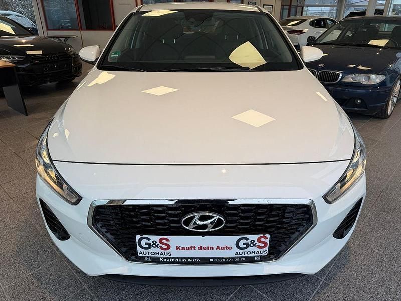 Gebraucht Hyundai i30 Pure 101 PS (74 kW) 2017 Weiß Limousine