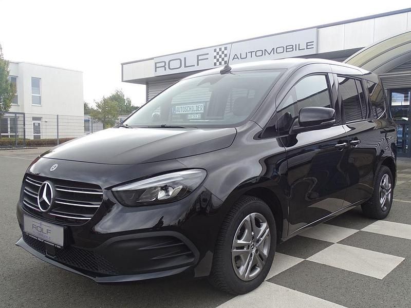 Schwarz Gebraucht 2023 Mercedes T180 Van / Kleinbus | 25.980 € (Guter Preis) - Bild 1/3