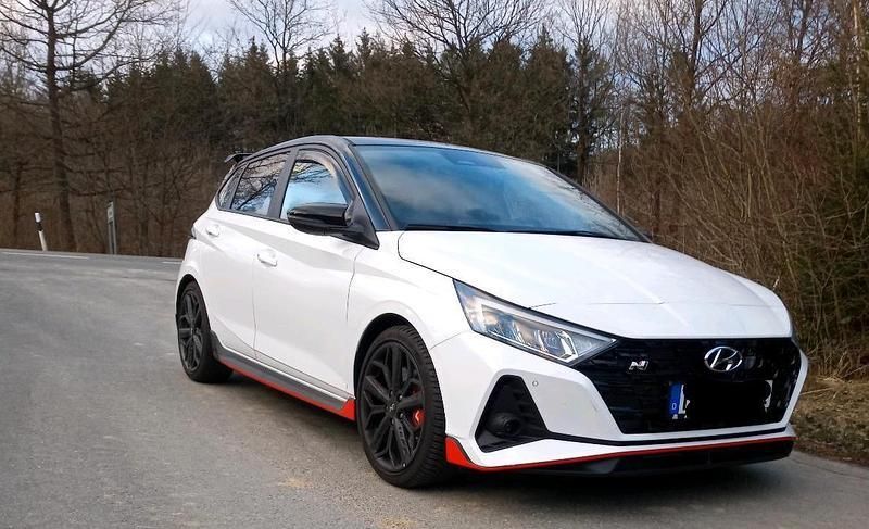 Weiß Gebraucht 2024 Hyundai i20 Limousine | 28.500 € (Teuer) - Bild 1/4
