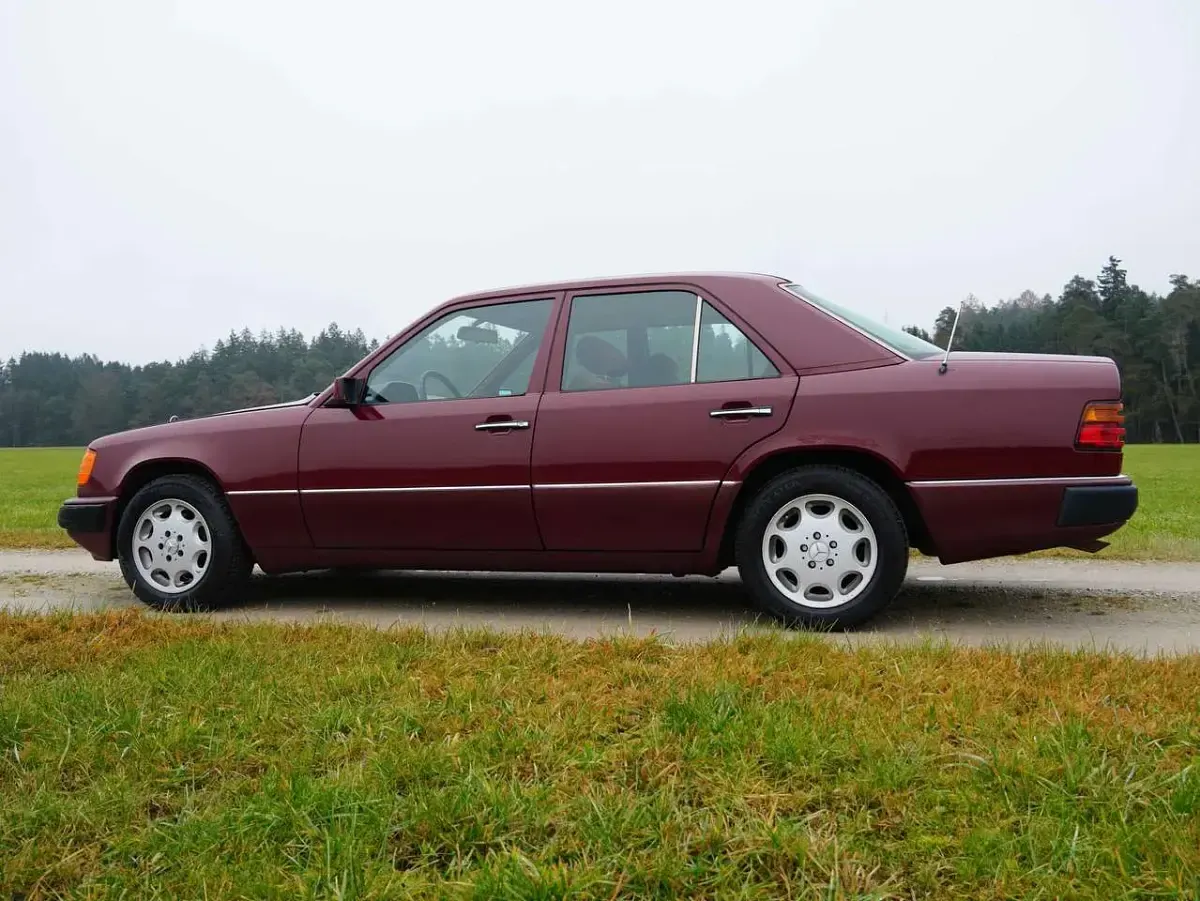 Gebraucht Mercedes E230 132 PS (97 kW) 1991 Rot Limousine