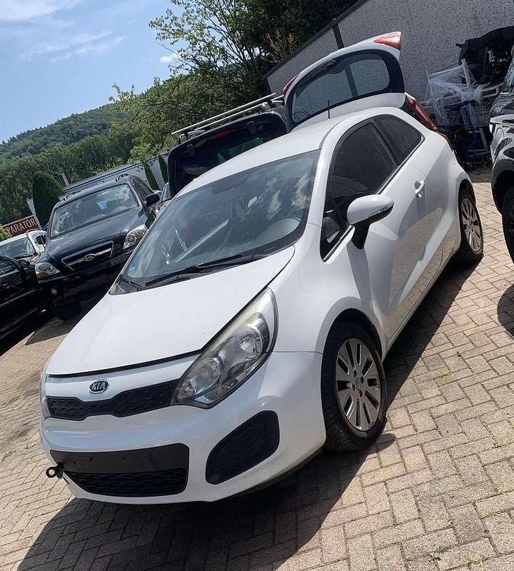 Gebraucht Kia Rio 75 PS (55 kW) 2012 Weiß Limousine
