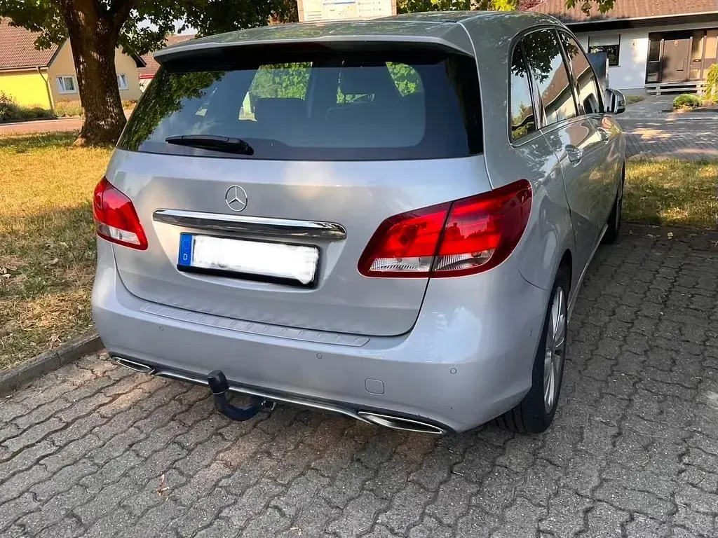 Gebraucht Mercedes B180 AMG line 122 PS (89 kW) 2016 Grau Kleinwagen
