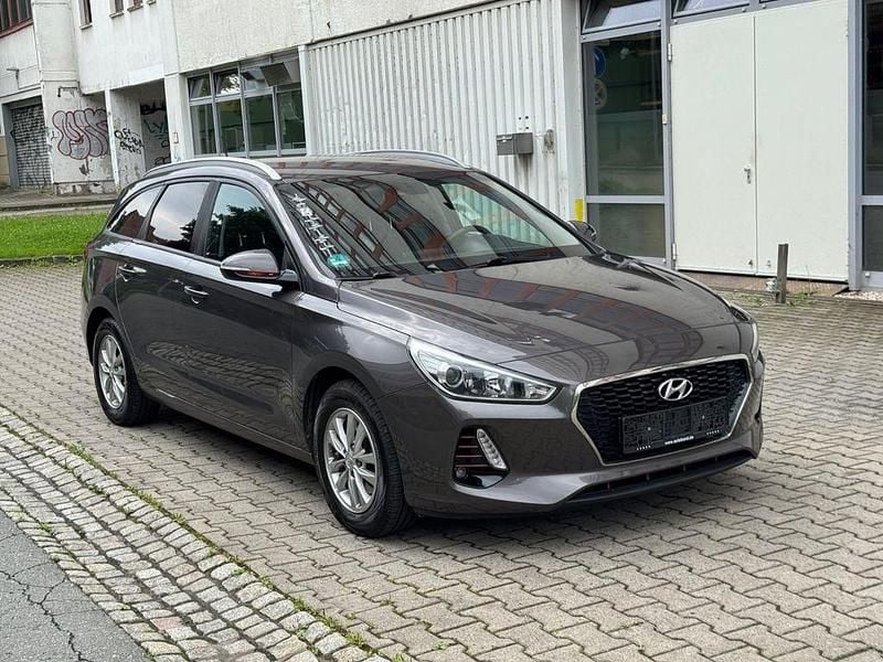 Grau Gebraucht 2018 Hyundai i30 Passion Limousine | 6.999 € (Superpreis) - Bild 1/4