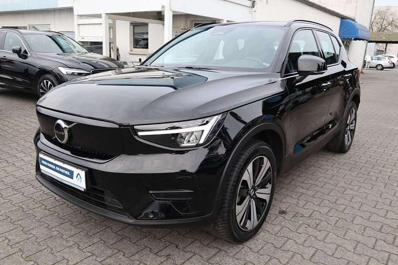 Black solid (stone) Gebraucht 2022 Volvo XC40 Core SUV | 26.925 € (Superpreis) - Bild 1/2