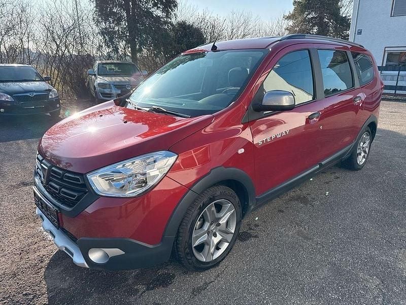 Rot Gebraucht 2019 Dacia Lodgy Stepway Van / Kleinbus | 10.888 € (Superpreis) - Bild 1/4