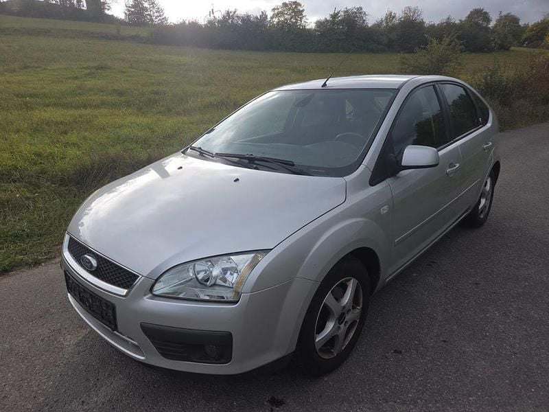 Silber Gebraucht 2004 Ford Focus Ghia Limousine | 2.490 € (Teuer) - Bild 1/4