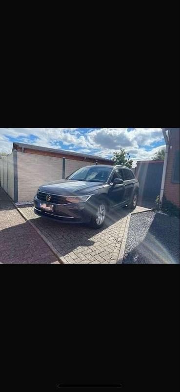 Grau Gebraucht 2022 VW Tiguan Active SUV | 23.600 € (Superpreis) - Bild 1/4