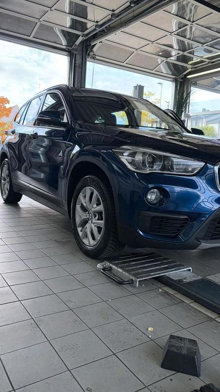 Blau Gebraucht 2018 BMW X1 Sport Line SUV | 18.900 € (Superpreis) - Bild 1/4