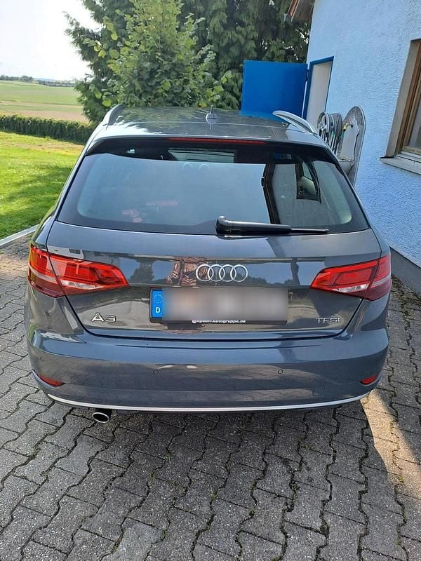 Grau Gebraucht 2018 Audi A3 Sportback Sport Kleinwagen | 15.800 € (Guter Preis) - Bild 1/4
