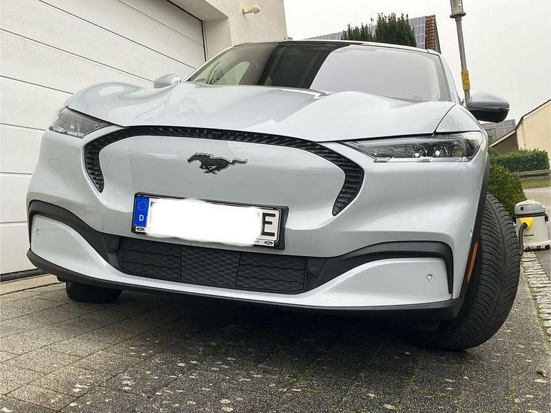 Weiß Gebraucht 2022 Ford Mustang Mach-E Extended Range SUV | 27.000 € (Fairer Preis) - Bild 1/4