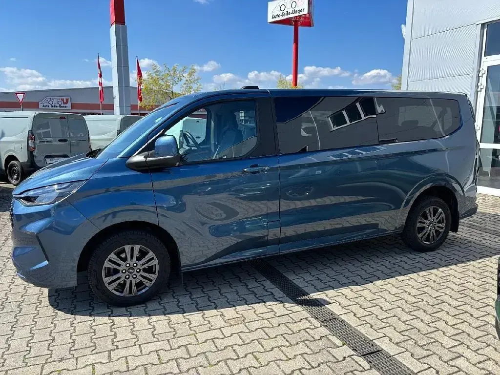 Gebraucht Ford Tourneo Titanium 150 PS (110 kW) 2025 Chromablaumetallic Van / Kleinbus