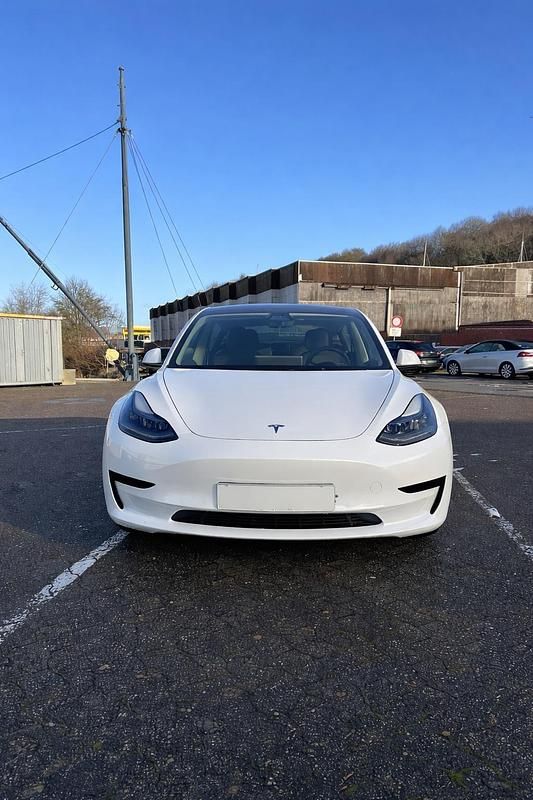 Weiß Gebraucht 2021 Tesla Model 3 Standard Range Plus Limousine | 24.900 € (Fairer Preis) - Bild 1/4