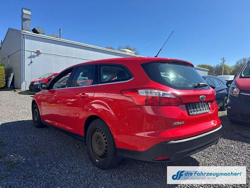 Gebraucht Ford Focus Titanium 140 PS (102 kW) 2013 Rot Limousine