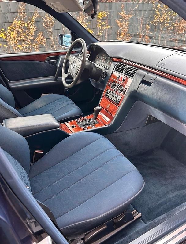 Gebraucht Mercedes E230 150 PS (110 kW) 1996 Blau Limousine