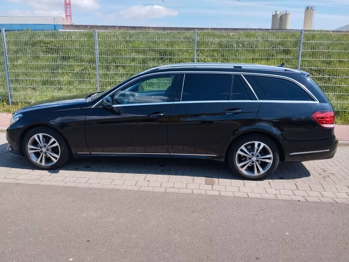 Usado Mercedes E200 Avantgarde 136 CV (100 kW) 2014 Negro Familiar
