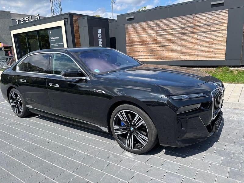 Gebraucht BMW M760e Performance 571 PS (419 kW) 2024 Schwarz Limousine