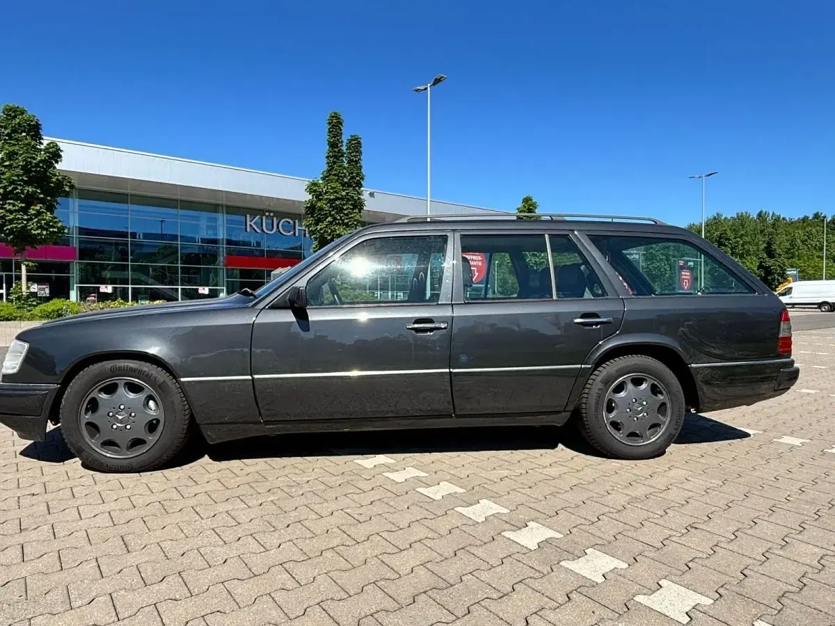 Używany Mercedes E300 179 KM (131 kW) 1990 Szary Kombi