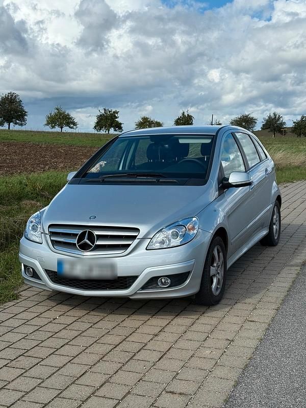 Gebraucht Mercedes B160 95 PS (69 kW) 2011 Silber Van / Kleinbus