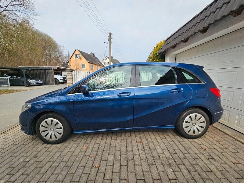 Gebraucht Mercedes B180 109 PS (80 kW) 2012 Blau Van / Kleinbus