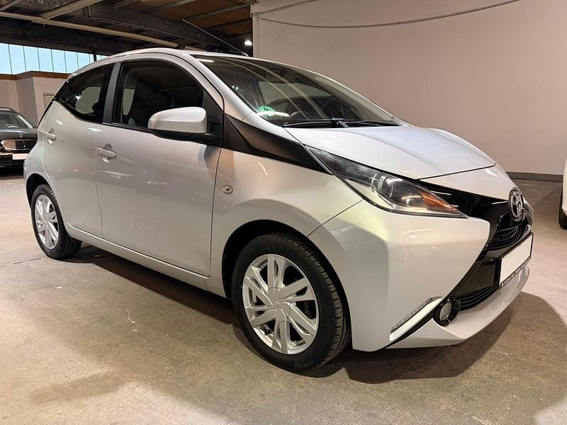 Second-hand Toyota Aygo 69 CP (50 kW) 2016 Argintiu Hatchback
