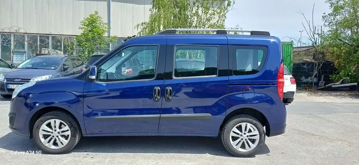 Gebraucht Opel Combo 120 PS (88 kW) 2017 Colmarblau/f:marineblau Van / Kleinbus