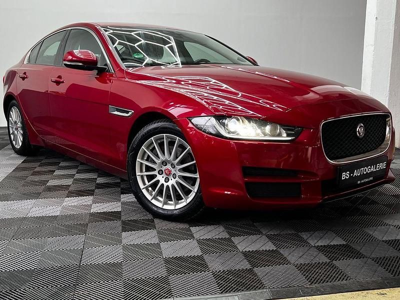 Gebraucht Jaguar XE Pure 163 PS (119 kW) 2018 Rot Limousine