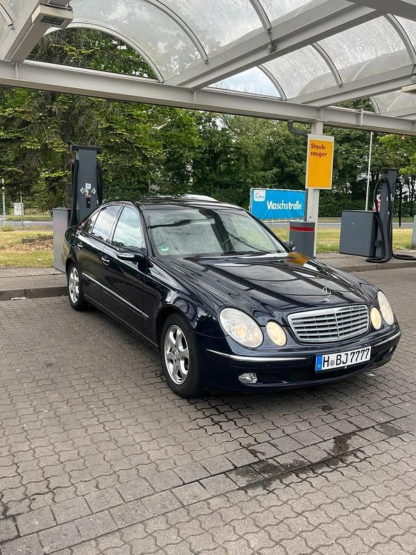 Blau Gebraucht 2002 Mercedes E220 Elegance Limousine | 5.899 € (Teuer) - Bild 1/4