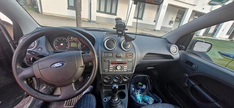 Gebraucht Ford Fiesta 60 PS (44 kW) 2005 Silber Kleinwagen