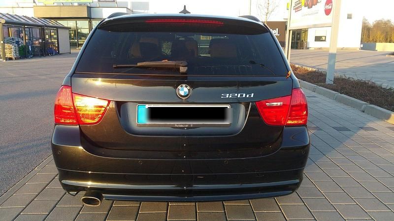 Gebraucht BMW 320 184 PS (135 kW) 2012 Schwarz Kombi