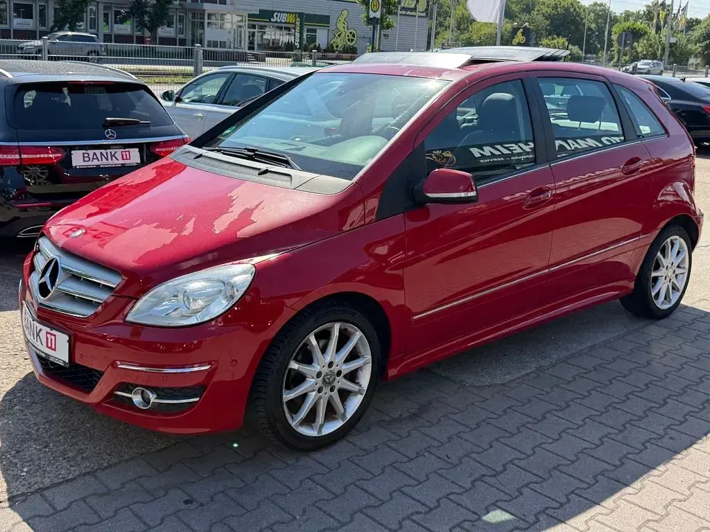 Gebraucht Mercedes B200 136 PS (100 kW) 2010 Rot Van / Kleinbus