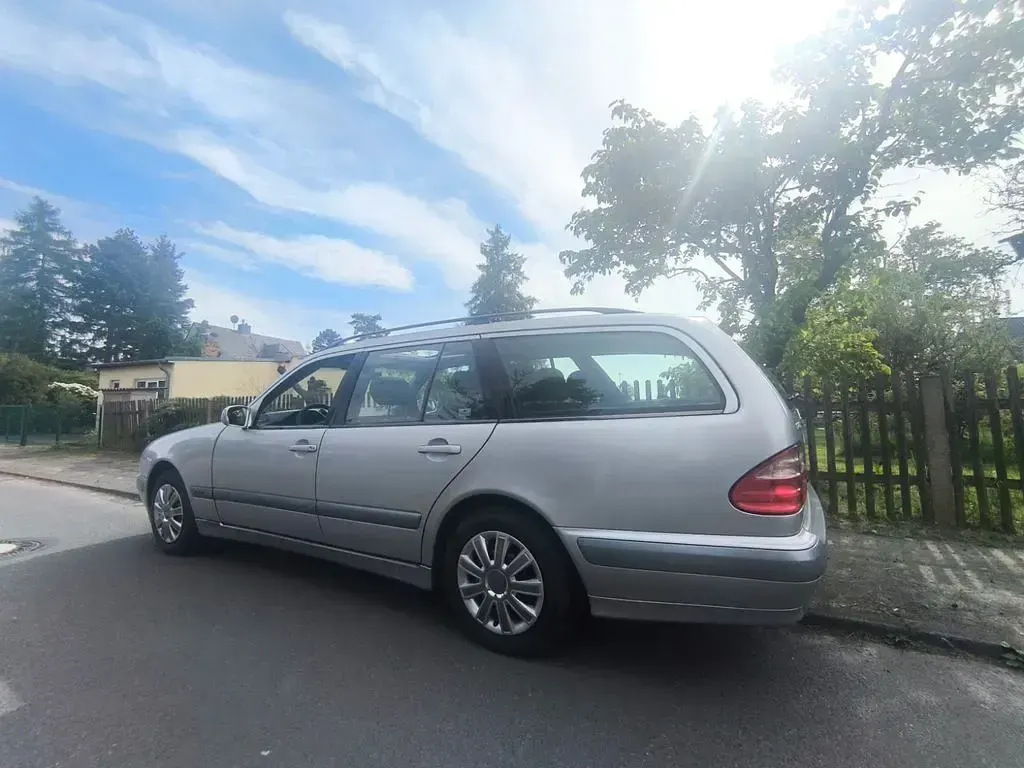 Usado Mercedes E200 136 CV (100 kW) 2000 Plateado Familiar