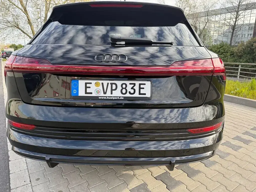 Używany Audi e-tron S-Line 300 kW (408 KM) 2022 Czarny SUV