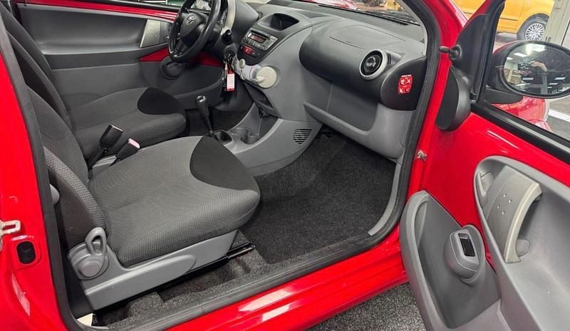 Gebraucht Toyota Aygo Cool 69 PS (50 kW) 2009 Rot Kleinwagen