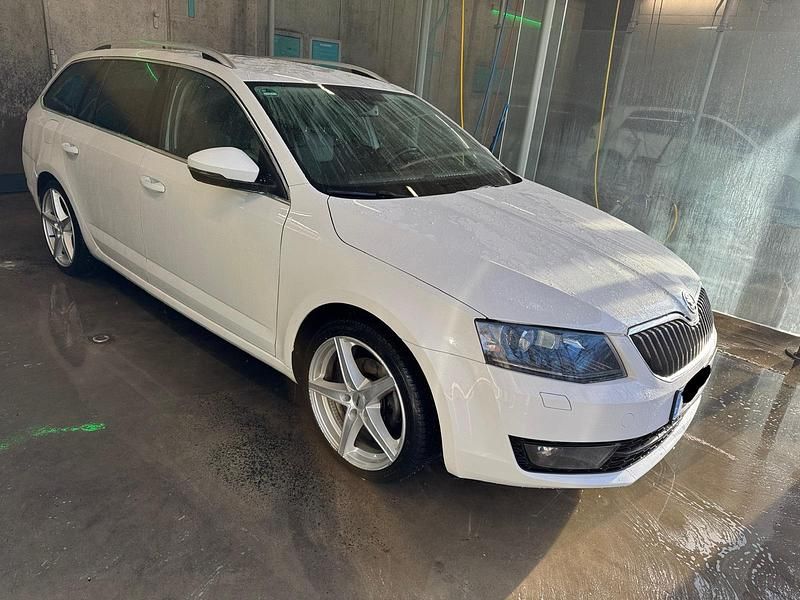 Gebraucht Skoda Octavia 140 PS (102 kW) 2014 Weiß Kleinwagen