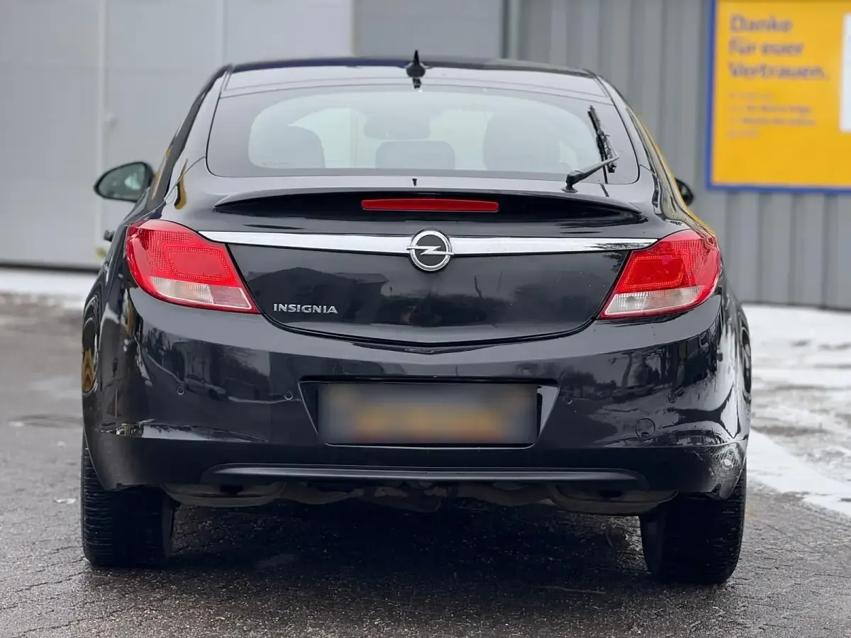 Gebraucht Opel Insignia 180 PS (132 kW) 2012 Schwarz Limousine