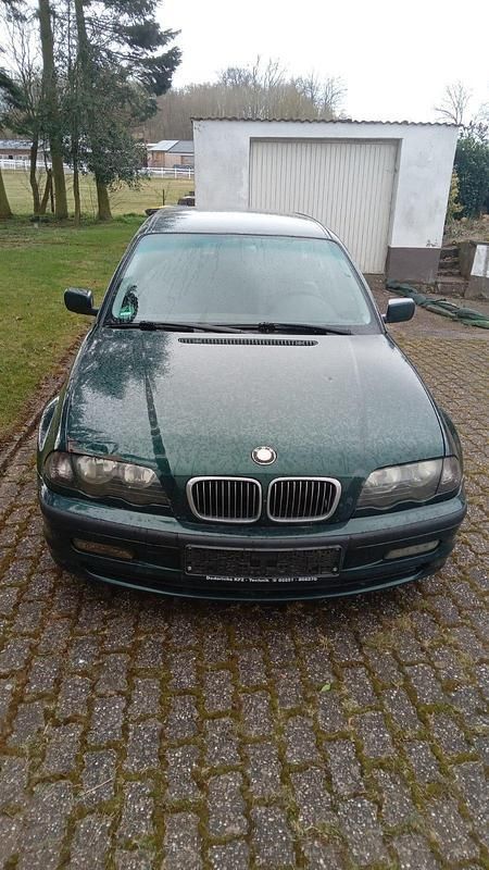 Grün Gebraucht 1999 BMW 320 Kombi | 700 € - Bild 1/4